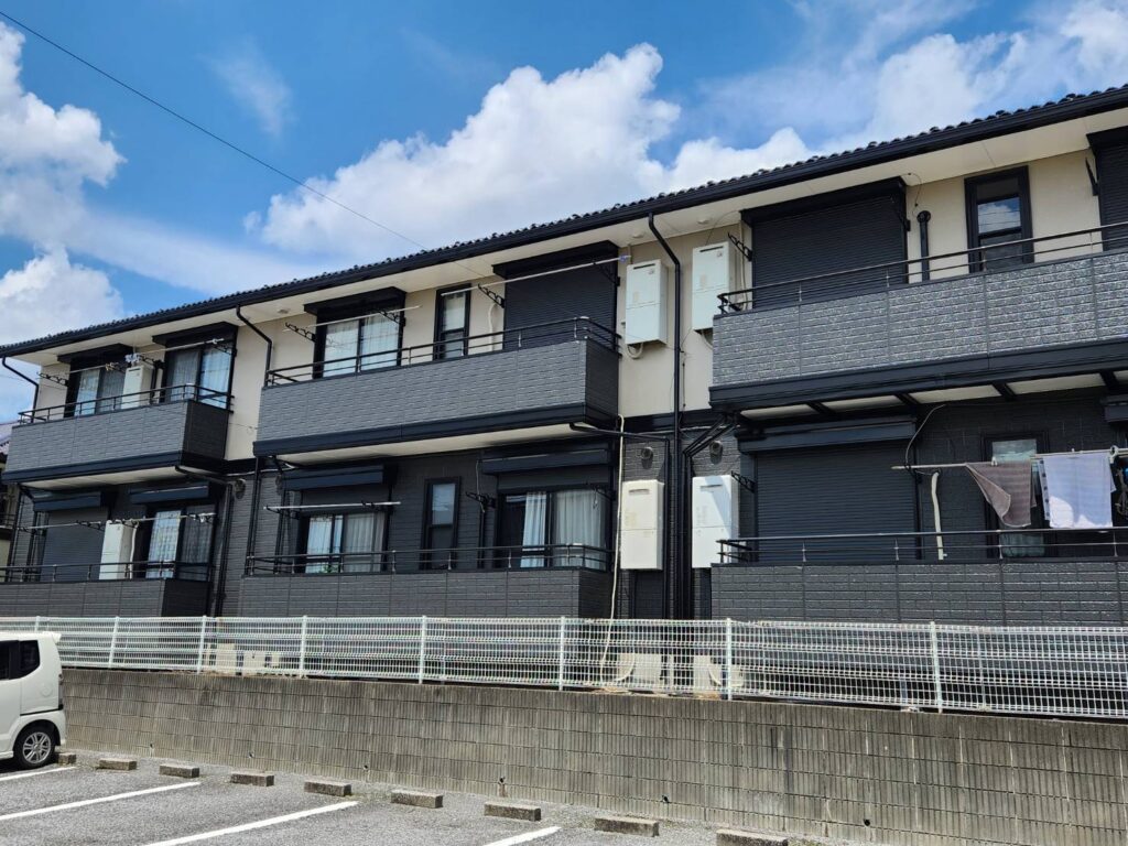 施工前とは雰囲気が変わり、優しく暖かい雰囲気からシックな仕上がりになり同じ建物とは思えないくらいです。