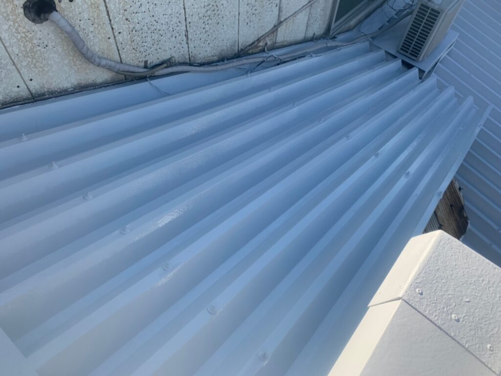 無機フッ素塗料で施工した為、耐候性も蘇り強い屋根に生まれ変わりました。