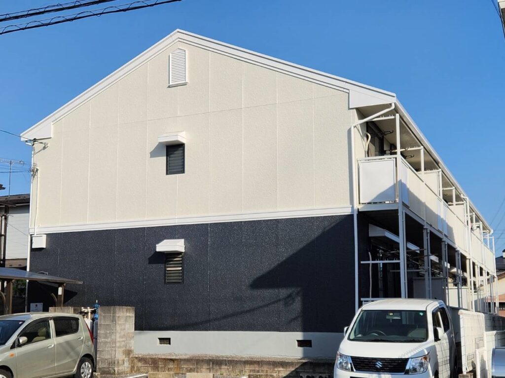 塗替え前は汚れなどで暗い印象のアパートでしたがプレミアム無機塗料で施工後、明るく入居者様も安心のアパートに