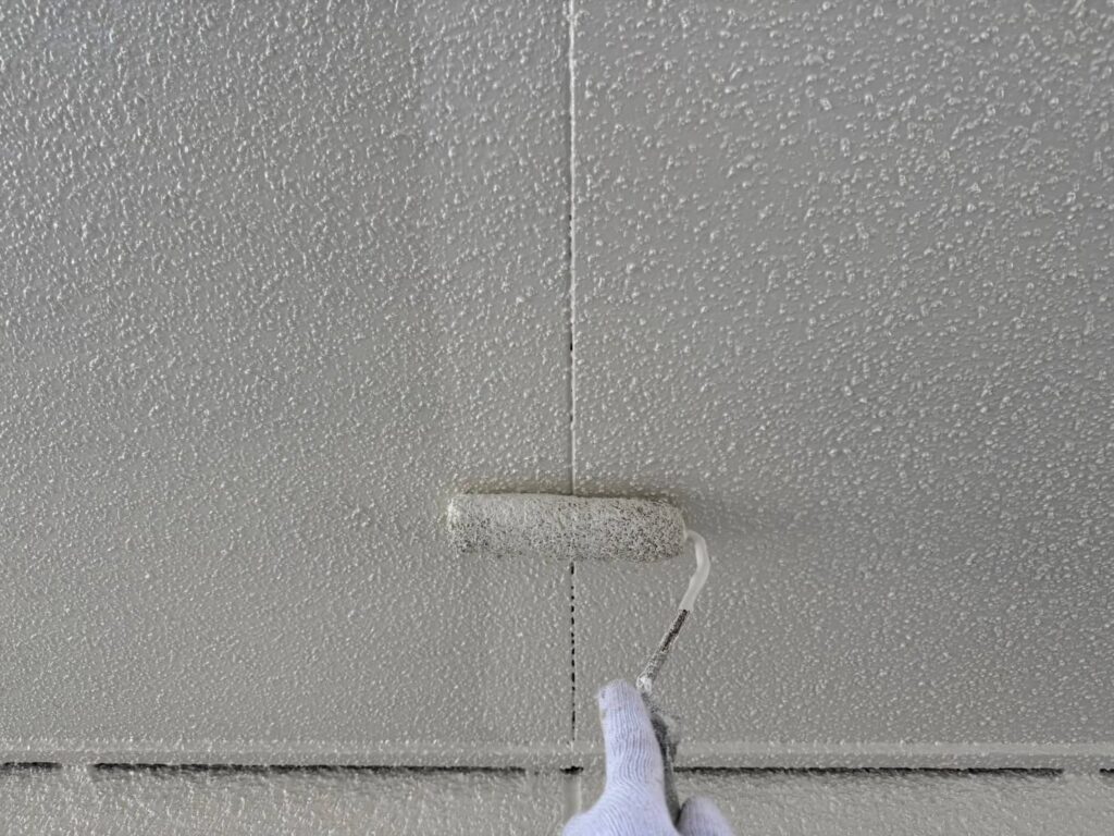 上塗り施工中