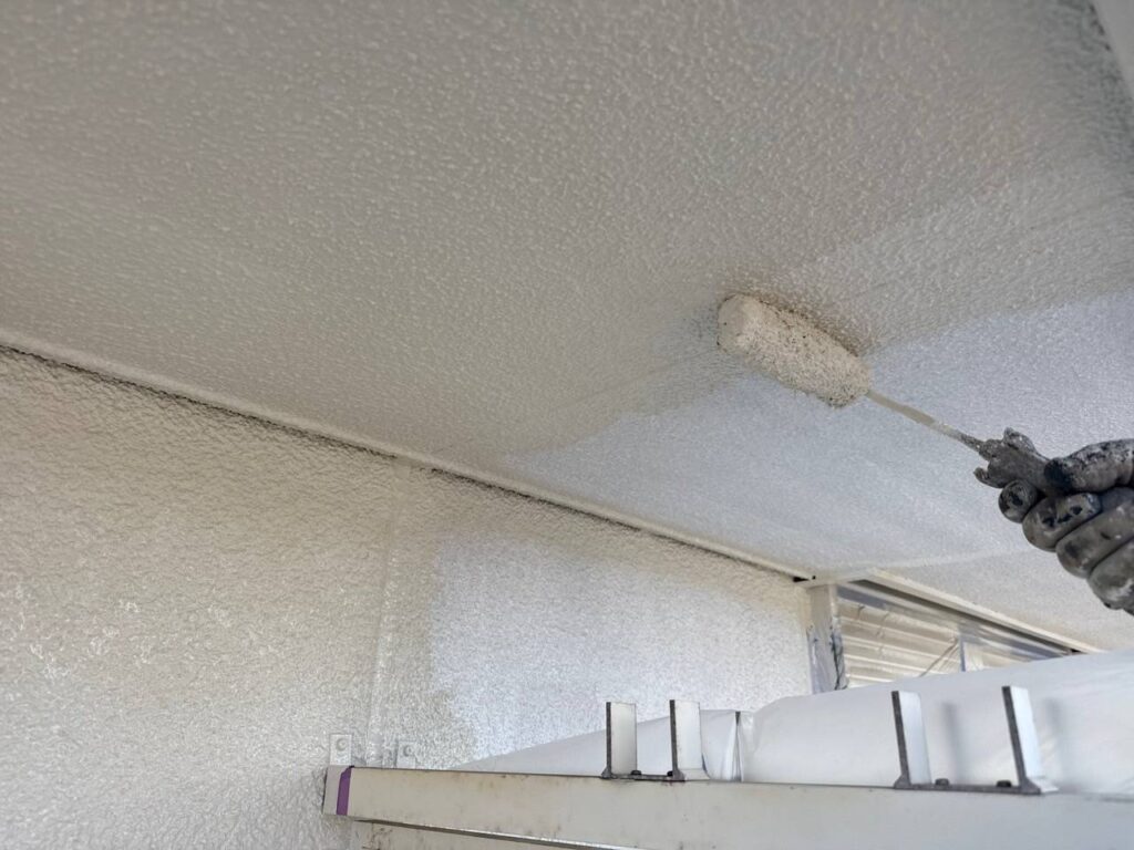 中塗り施工中