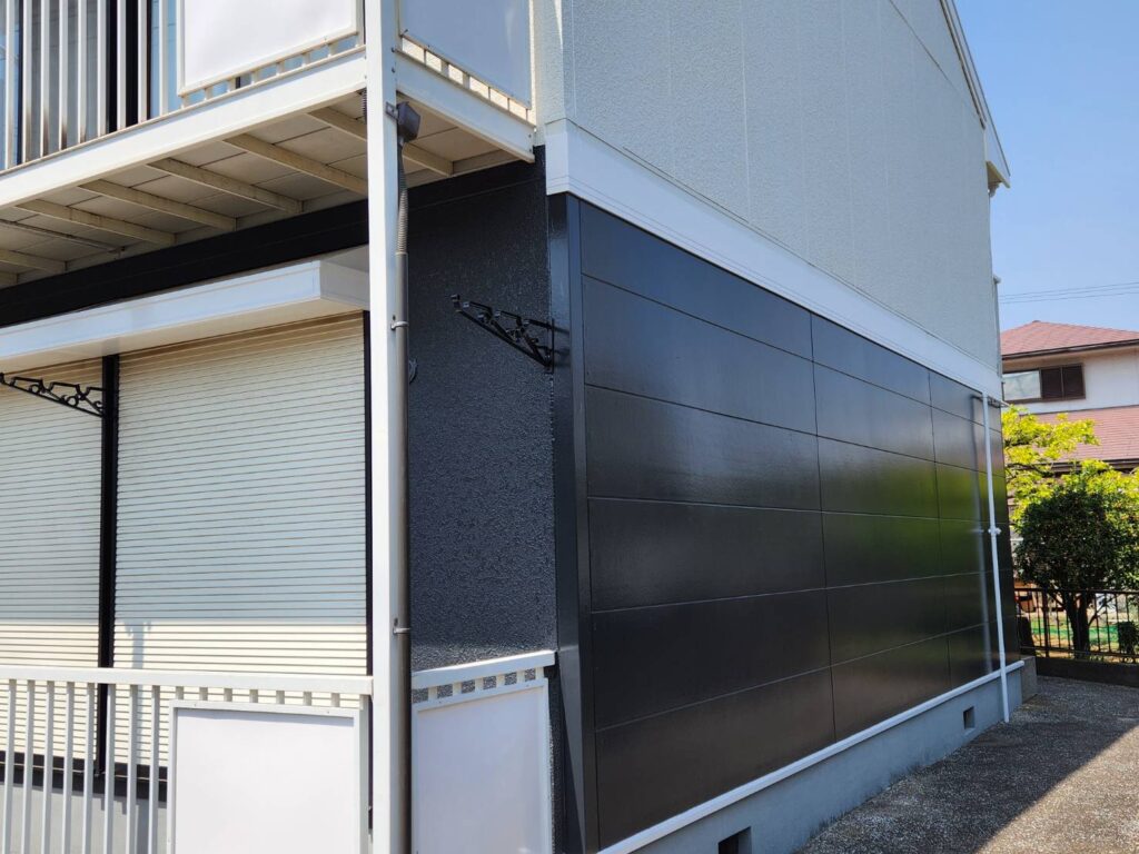 プレミアム無機塗料ならではの外壁のツヤ感。
周りの風景も反射する程のツヤです。