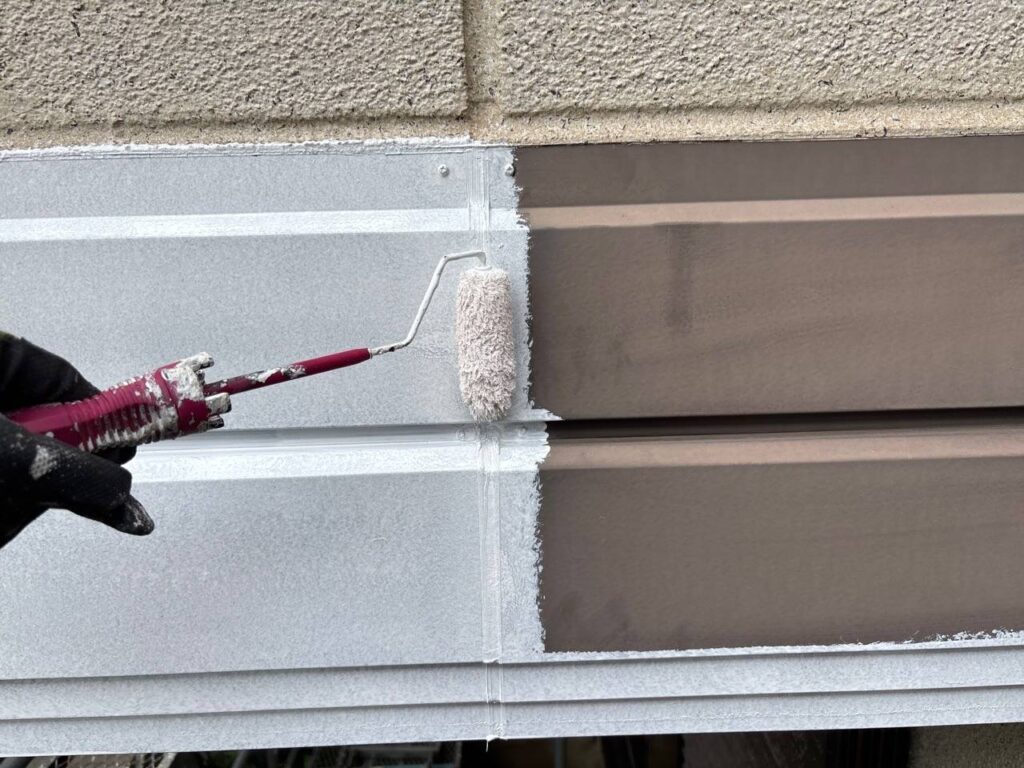 帯板下塗り施工中