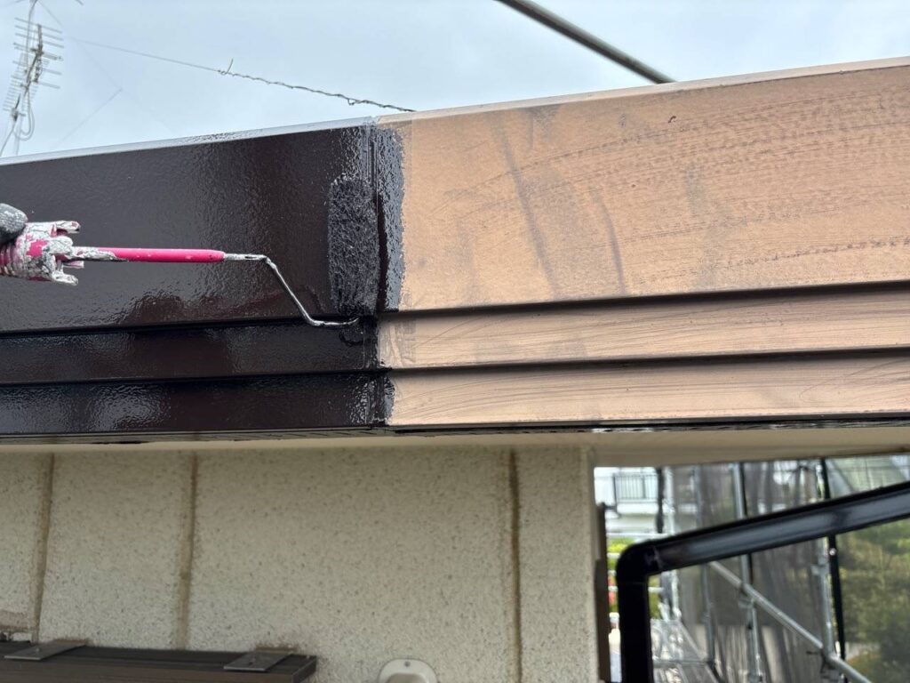 破風板塗装1回目施工中