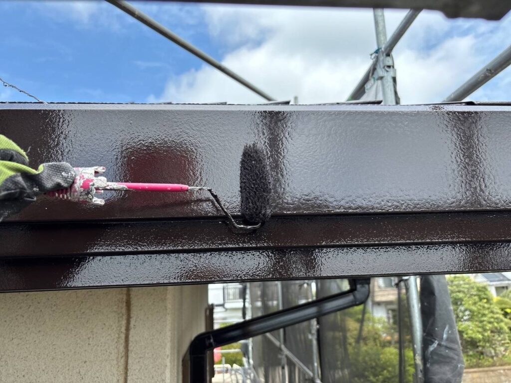 破風板塗装2回目施工中