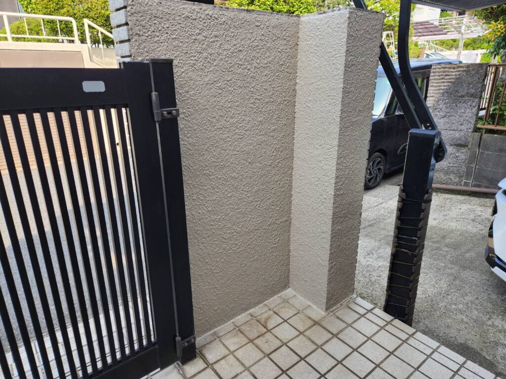 住んでいるお客様・訪問される方が最初に目にする外塀。年月が経てばどうしても汚れてしまうものではありますが、塗装して明るいイメージに生まれ変わりました。