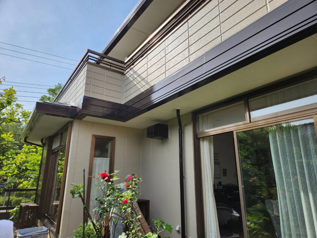 付帯部分も屋根と同じく濃い目の茶色(ダークブラウン)で塗装した為、お家全体が締まりおしゃれな仕上がりになりました。