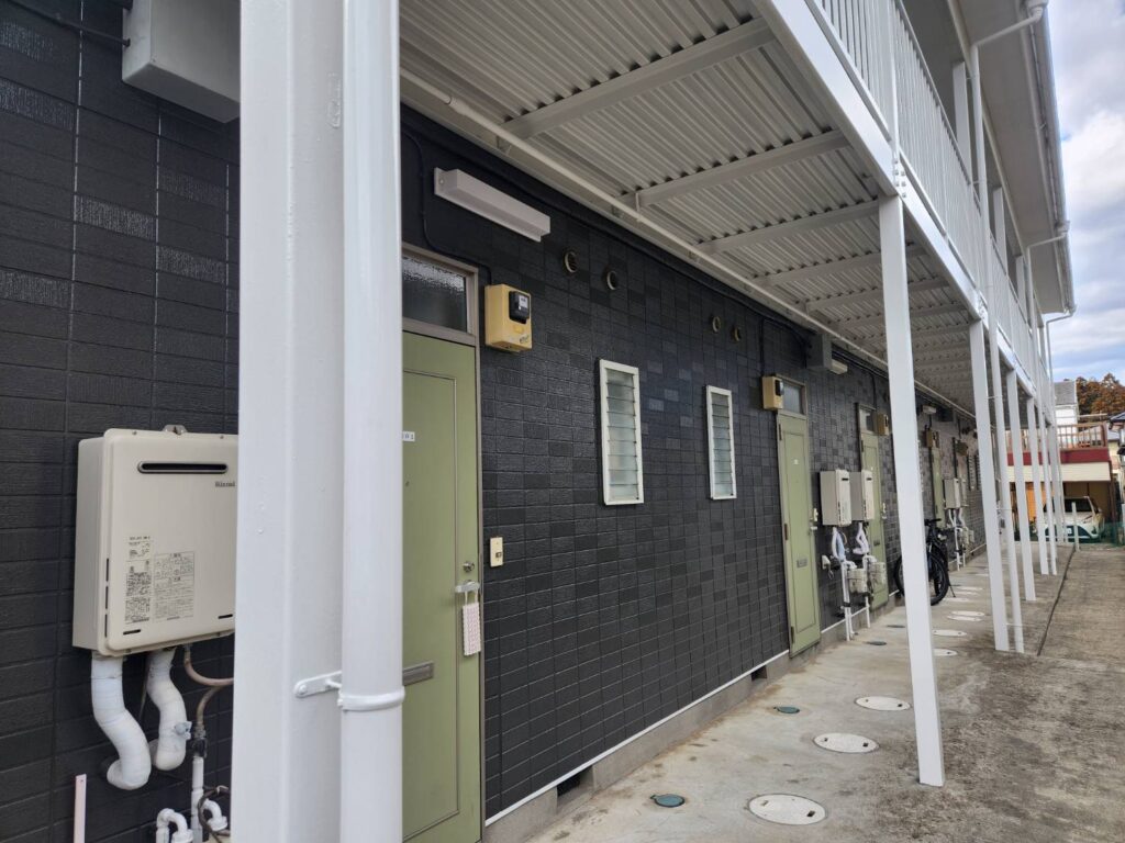 付帯なども外壁や屋根と同じく無機塗料で仕上げました。いくら外壁や屋根をいい塗料で塗ったとしても付帯部分の塗料のランクを下げてしまうと付帯部分だけ劣化してしまい家全体のバランスが悪くなってしまいます。