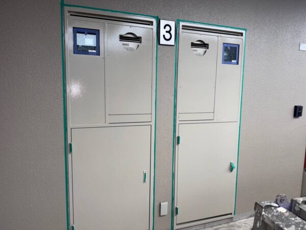 【大規模修繕工事】千葉県袖ケ浦市マンション　玄関枠・鉄部・BOX(外)塗装