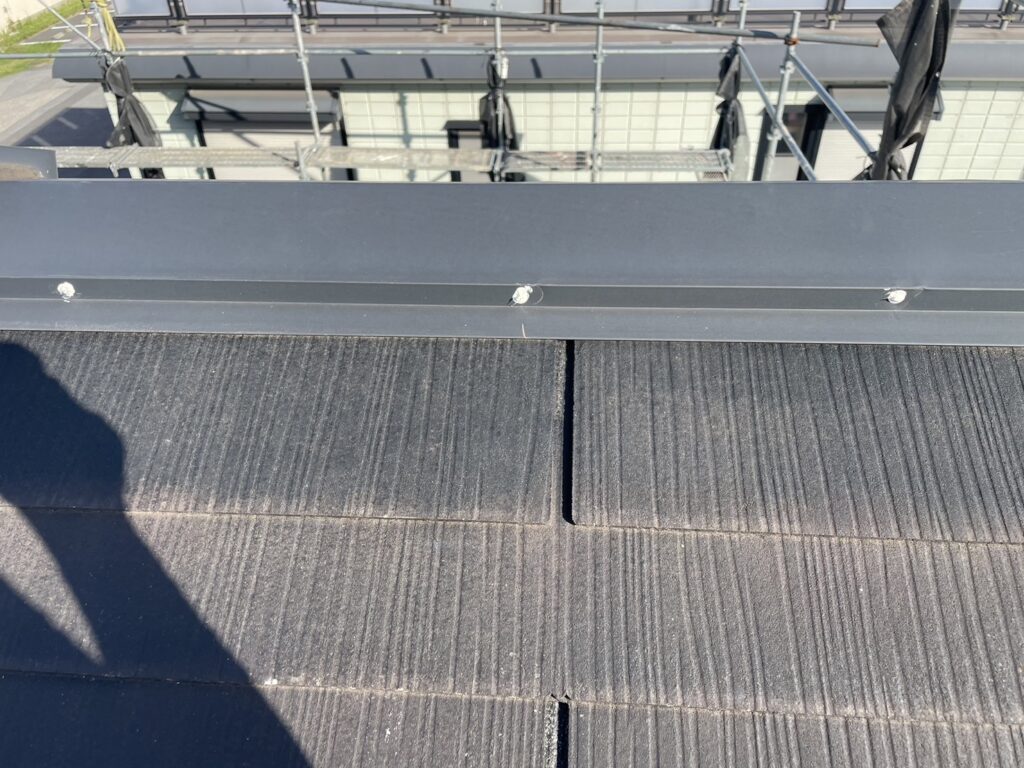 下地処理(屋根棟釘頭コーキング施工後)
