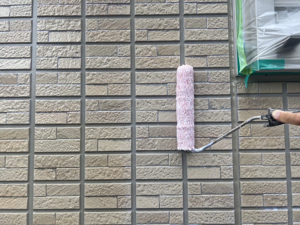 中塗り施工中
