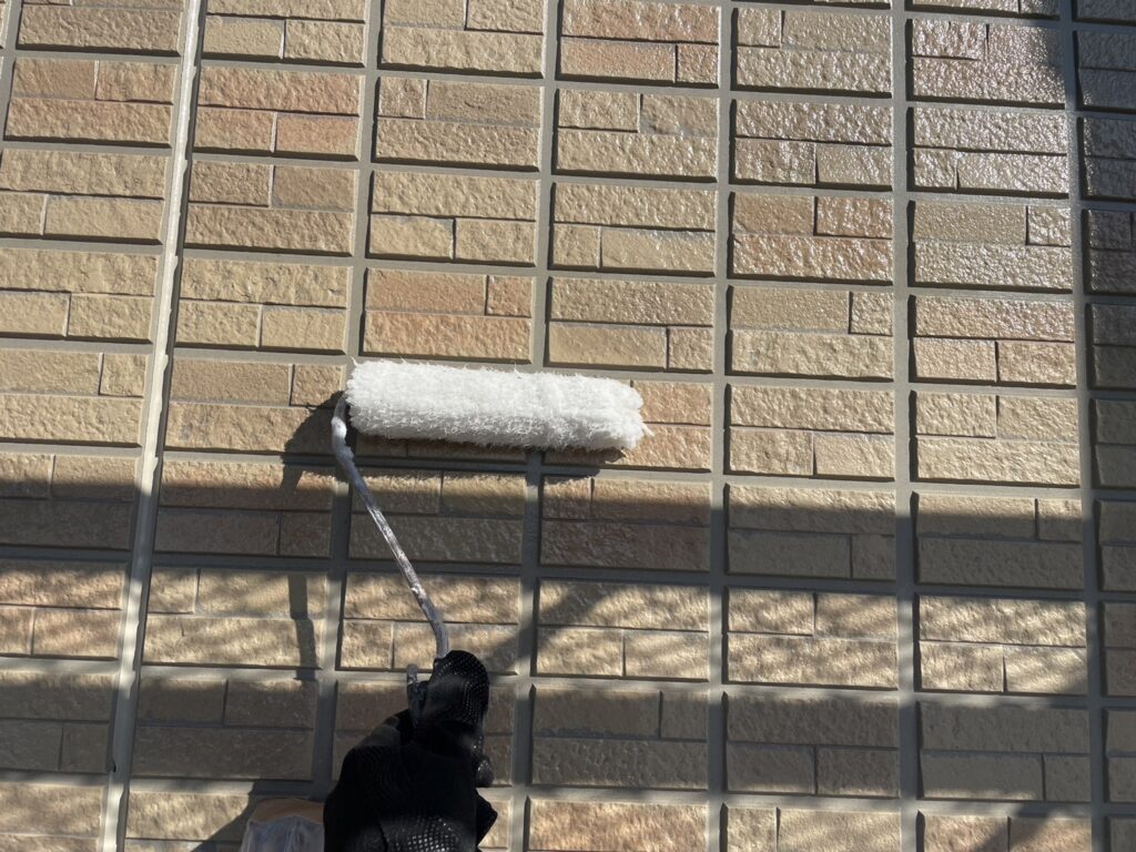 下塗り施行中