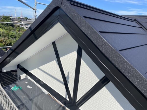千葉県市原市S様邸　付帯塗装（破風板・シャッターBOX・モール・帯板塗装）