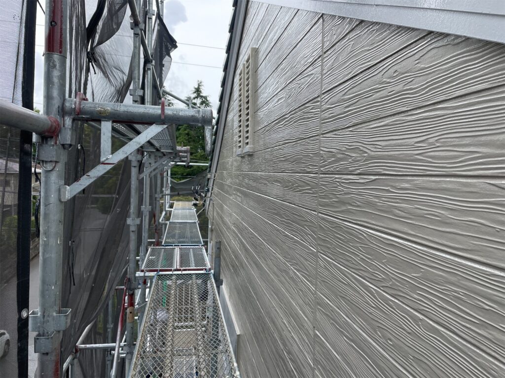 ハイブリッド無機塗料で施工した為、かなり劣化してしまっていた外壁にツヤと耐候性が蘇りました。