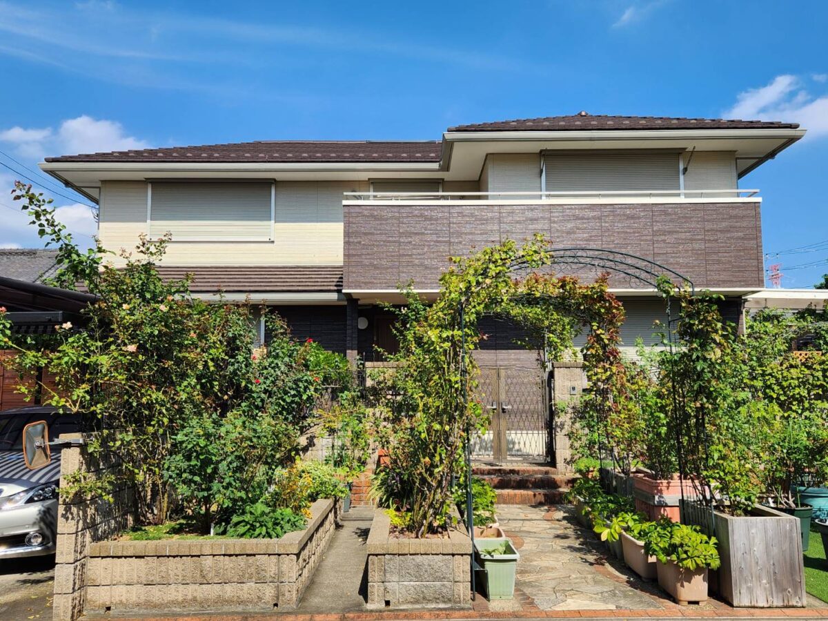 無機ハイブリッド塗料で実現。緑豊かなお庭と調和する上質なツートンカラーのお住まいへ