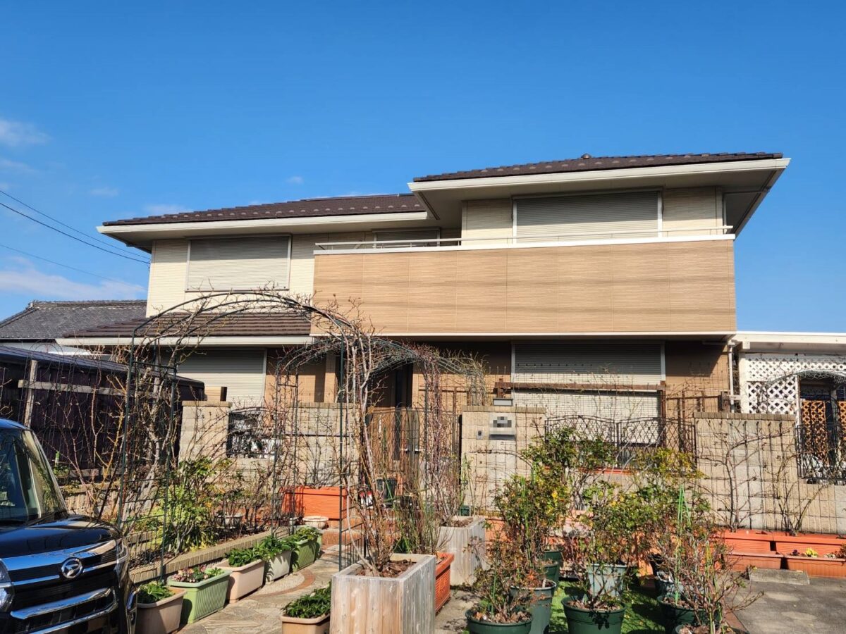 無機ハイブリッド塗料で実現。緑豊かなお庭と調和する上質なツートンカラーのお住まいへ