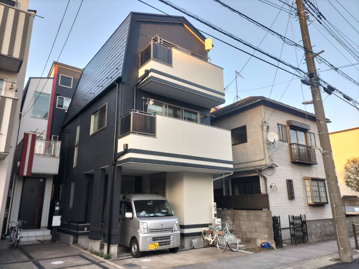 無機塗料で仕上げたスタイリッシュかつ長持ちするモダンな外観に