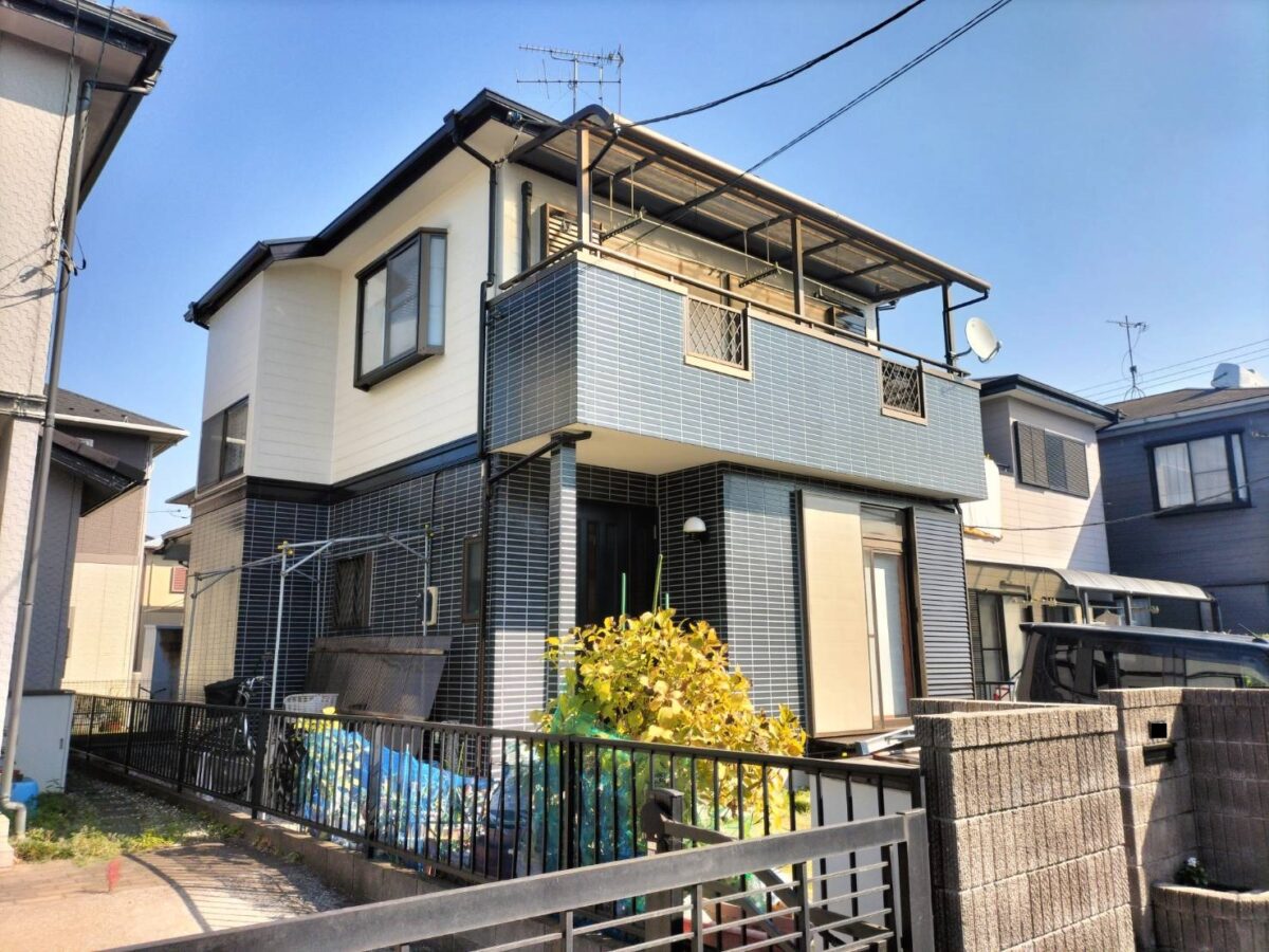 ダブルトーン塗装で立体感と上質感を纏うモダンな外観に