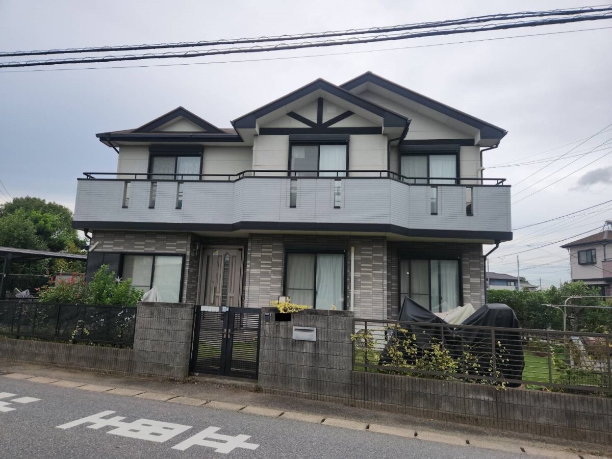無機塗料で耐侯年数もあり品格をまとうモダンツートンの家に