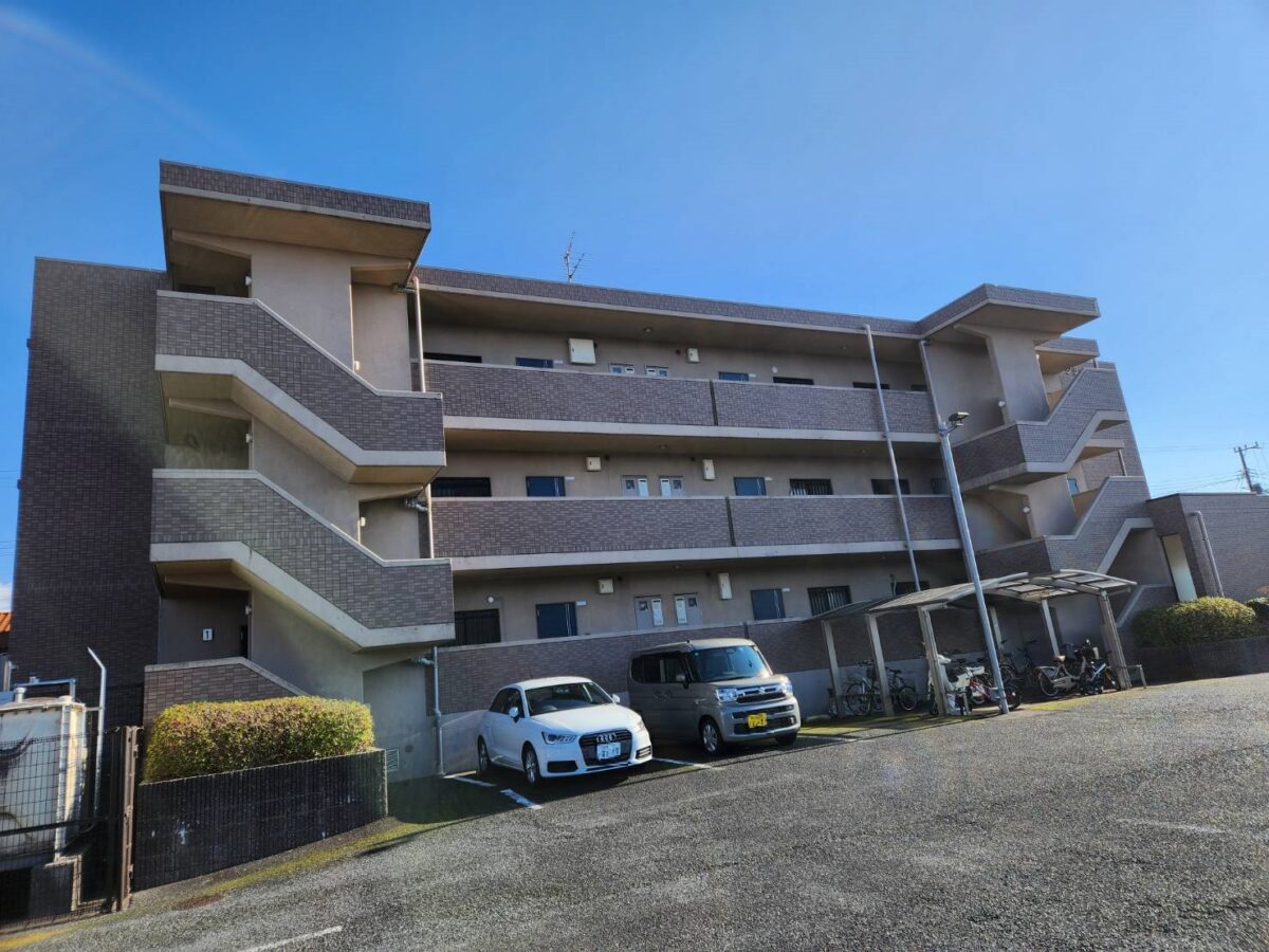 外壁・タイル共に長年の耐侯年数で入居者様も安心安全の綺麗なマンションに