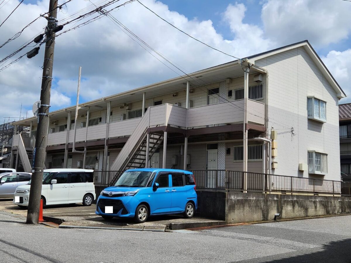 シンプルながらも洗練された外観で住む人に心地よさを届けるアパート