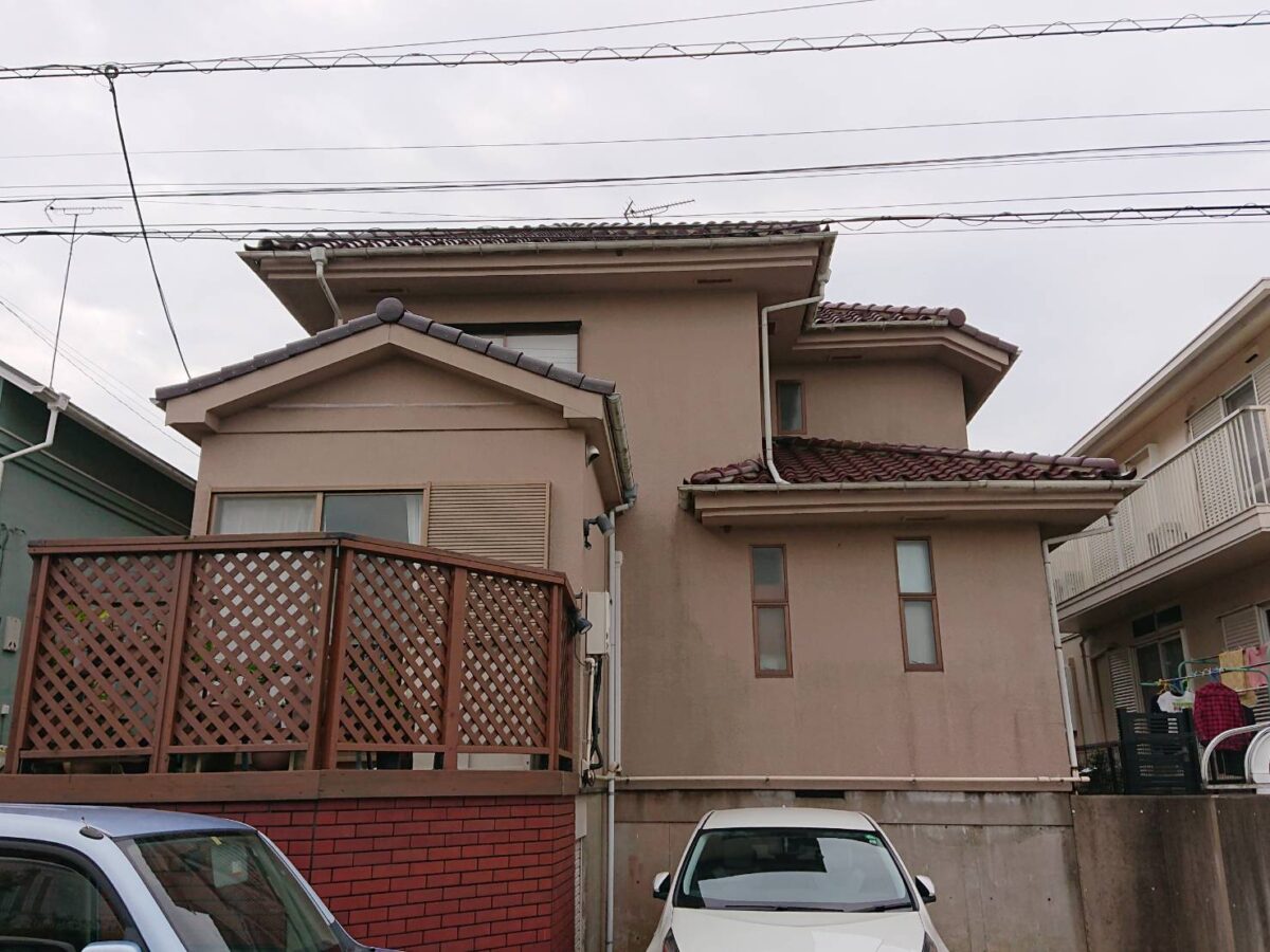 街に寄り添う落ち着いた外観に