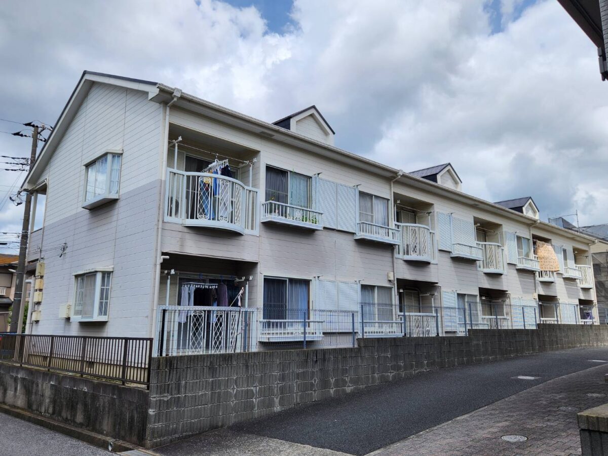 シンプルながらも洗練された外観で住む人に心地よさを届けるアパート