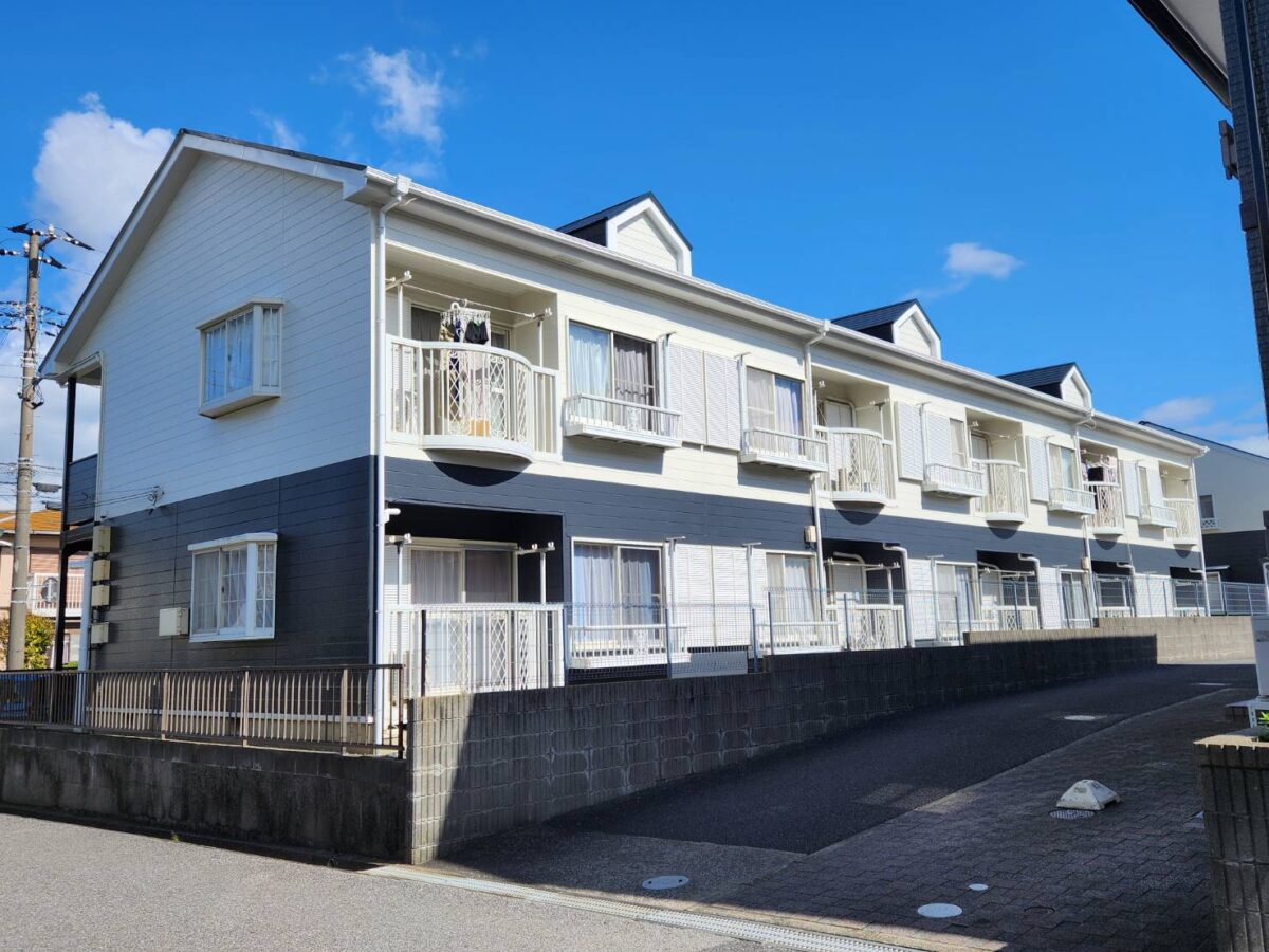 シンプルながらも洗練された外観で住む人に心地よさを届けるアパート