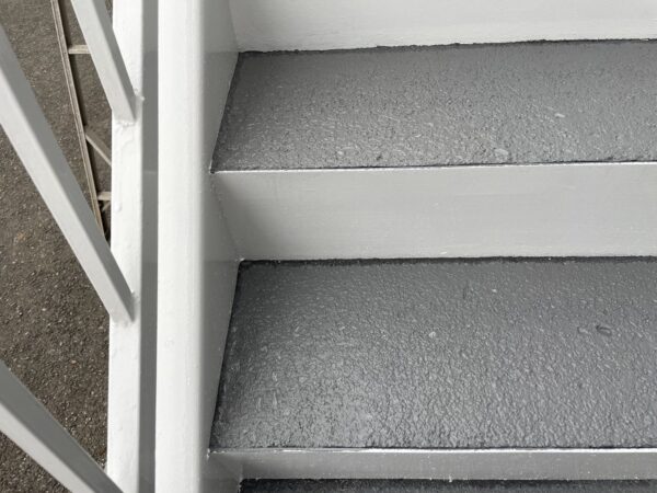 千葉県市原市アパート 付帯塗装(階段床・ガスメーターパイプ塗装)