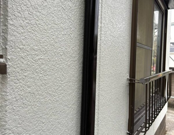千葉県市原市アパート　付帯塗装（鉄骨階段・玄関ドア枠・換気フード・スリムダクト塗装）