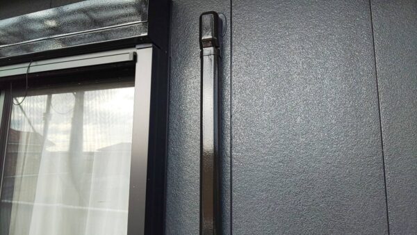 千葉県いすみ市I様邸　付帯塗装（スリムダクト・霧除け・水切り・ガスメーターパイプ塗装）