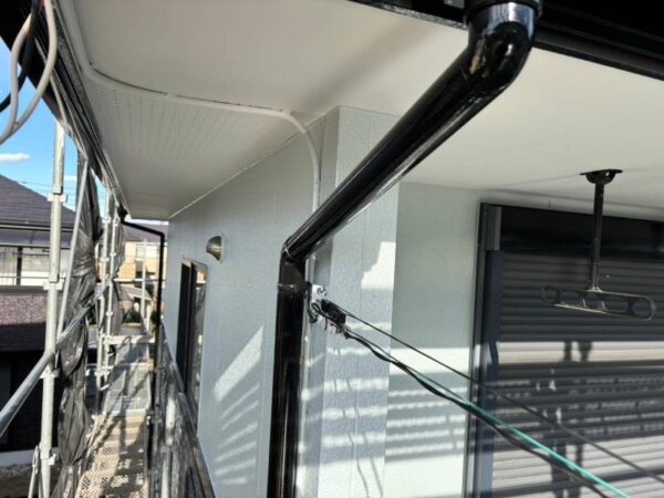 千葉県市原市M様邸　付帯塗装（縦樋・シャッターボックス・換気フード・水切り塗装）