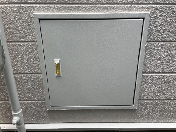 千葉県市原市K様邸　付帯塗装（鉄扉・ガスメーターパイプ・外灯塗装）