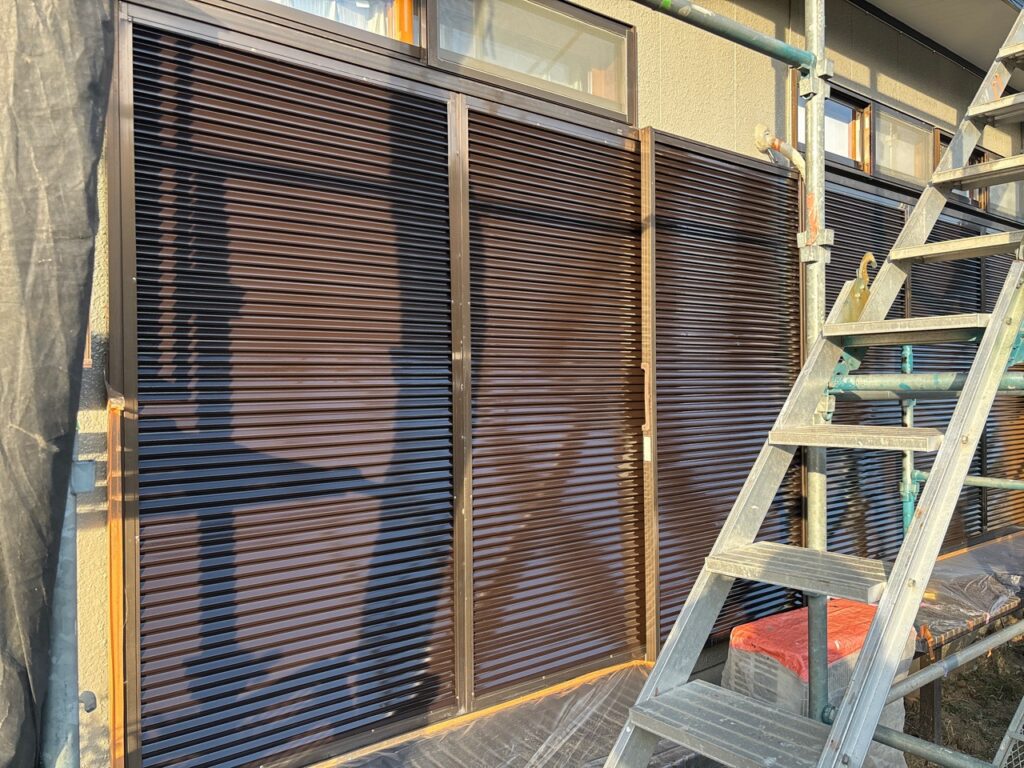 千葉県市原市S様邸　付帯塗装（屋根板金・戸袋・雨戸・木枠・換気扇フード塗装）