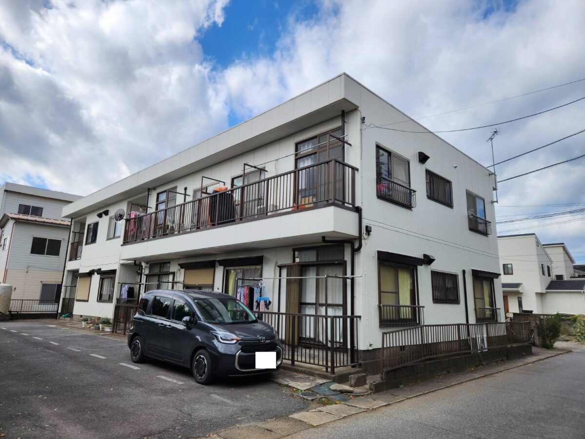 白を基調としたシンプルながらも温かみを感じる外観