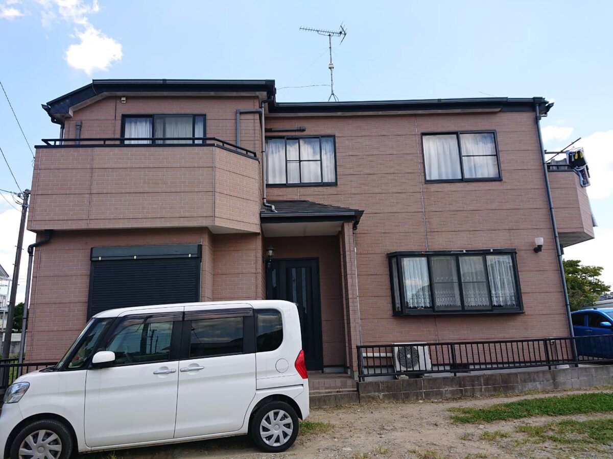 優しいベージュとレンガ調の質感が調和する気品あふれる外観