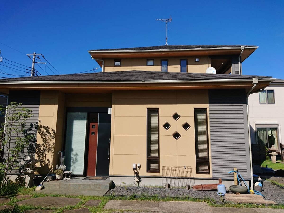 素材感を引き立てる配色で個性が光る外観