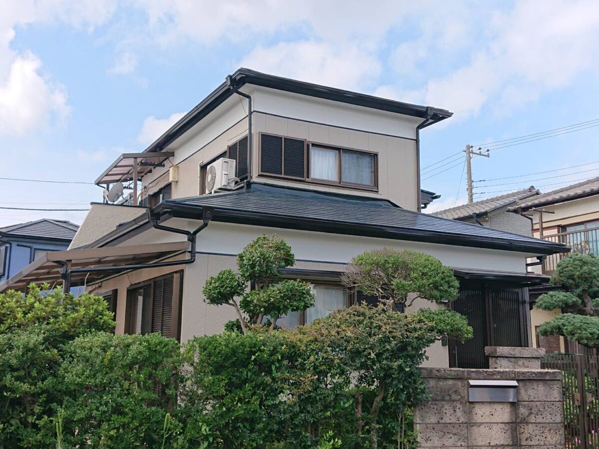 街並みに溶け込む温もりのあるナチュラルモダンな外観