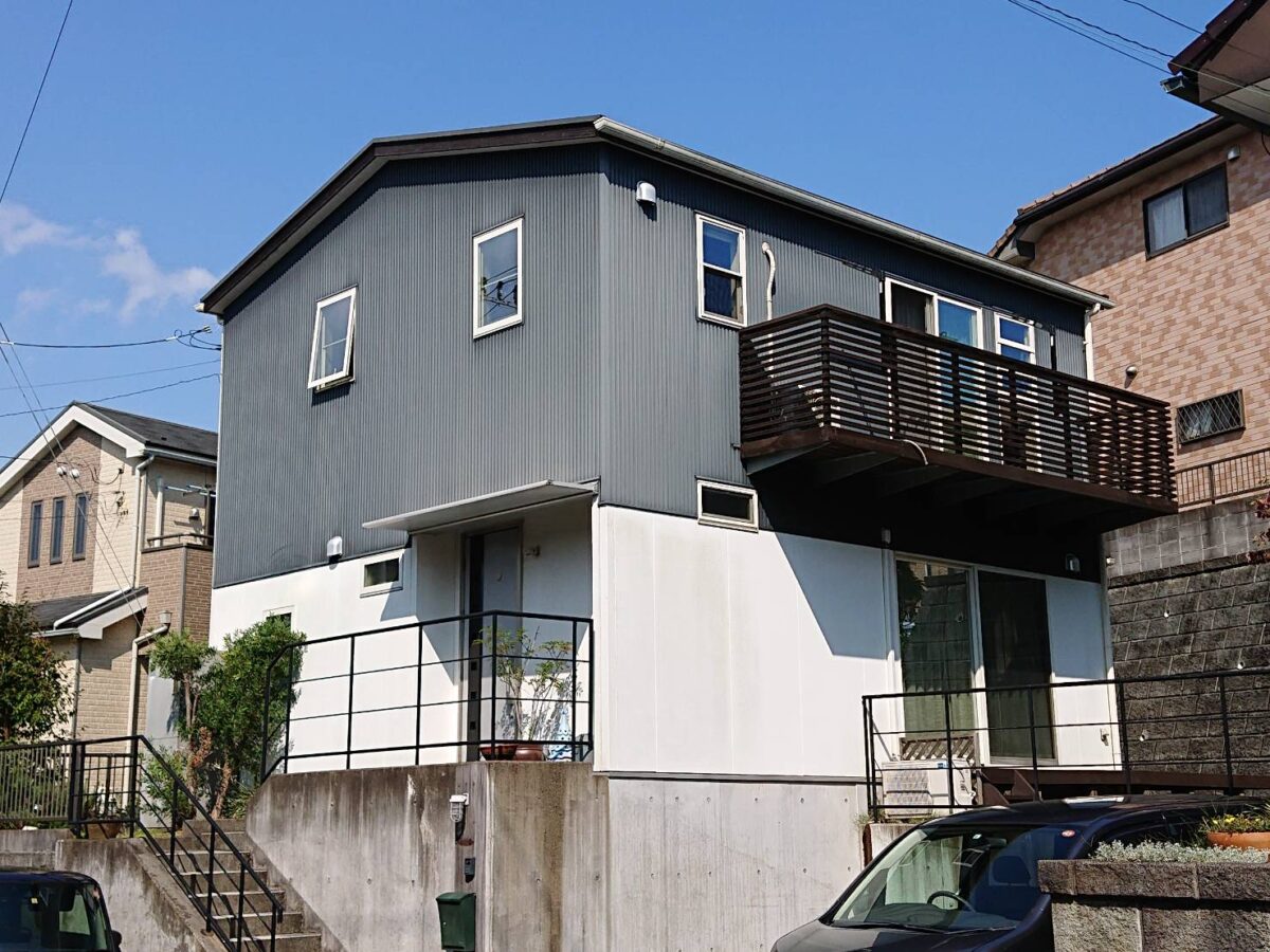 ガルバリウムの質感を活かした深みのあるグリーンと清潔感あふれるホワイトのツートンカラー外観へ