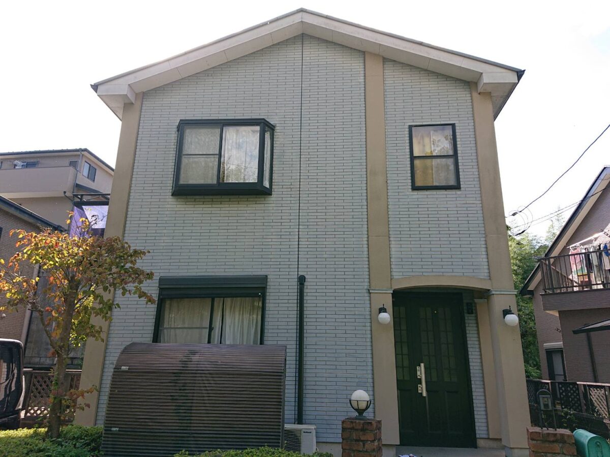 レンガ調を美しく引き締める大人のツートンカラーの外観