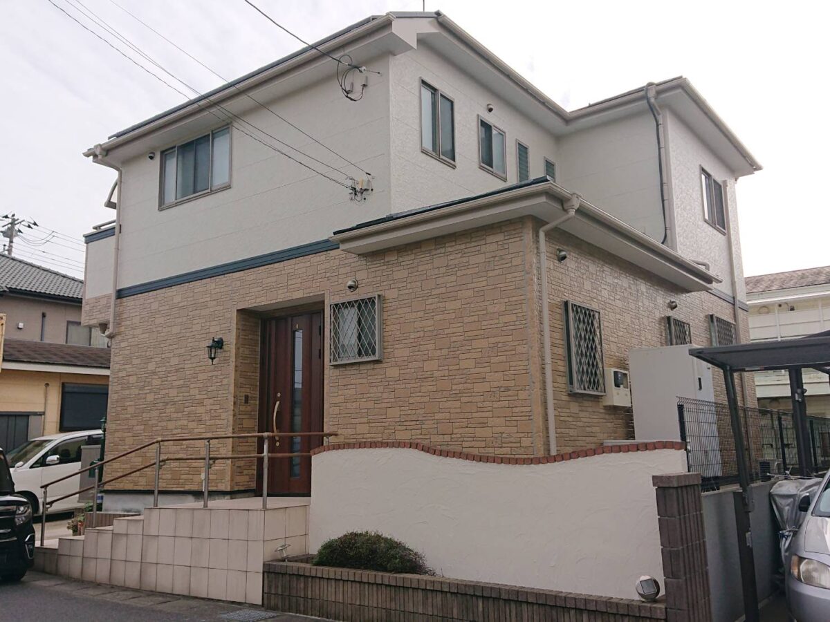 街並みに優しく溶け込む温もりのあるベージュ＆ホワイト