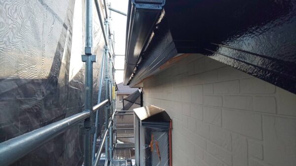 千葉県市原市N様邸　付帯塗装（破風板・横樋・縦樋塗装）