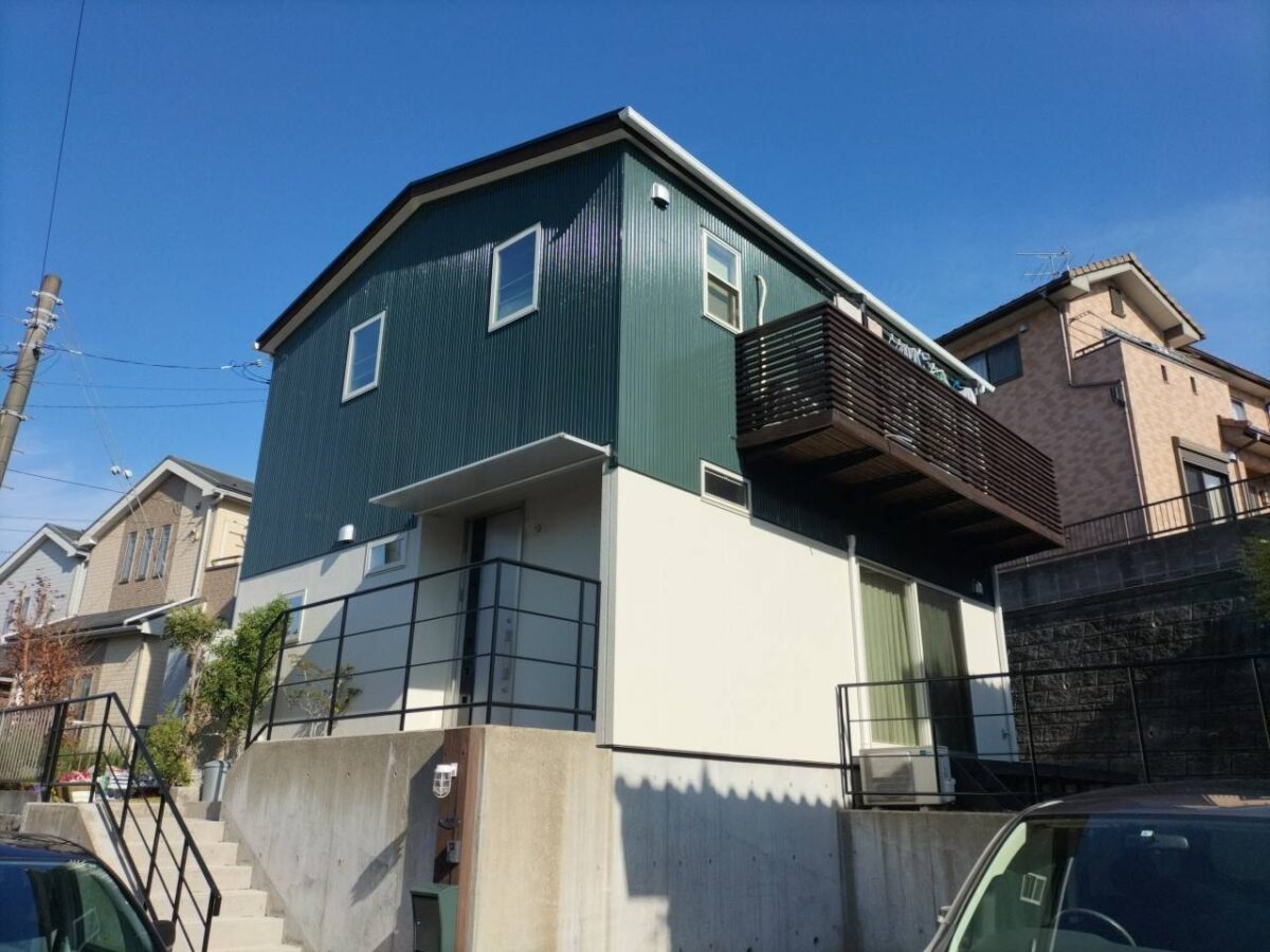 ガルバリウムの質感を活かした深みのあるグリーンと清潔感あふれるホワイトのツートンカラー外観へ