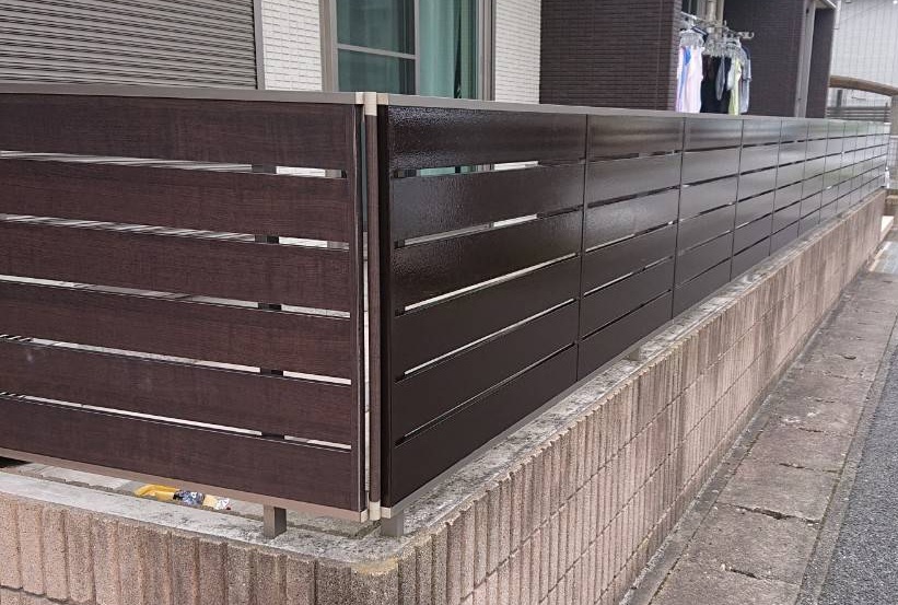 剥がれが目立っていたフェンスを塗り替えアパート全体の清潔感を