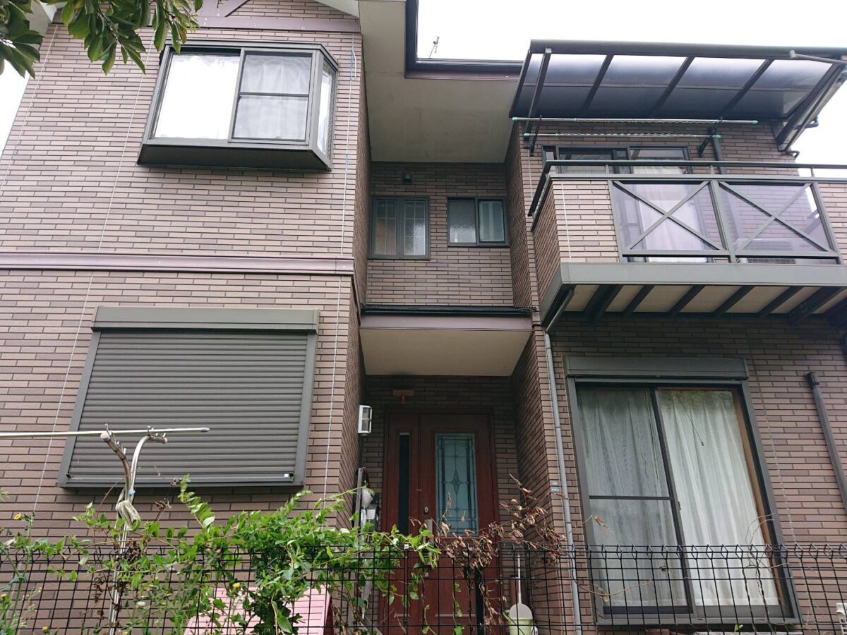 重厚感と清潔感を両立したツートンカラーで存在感ある外観