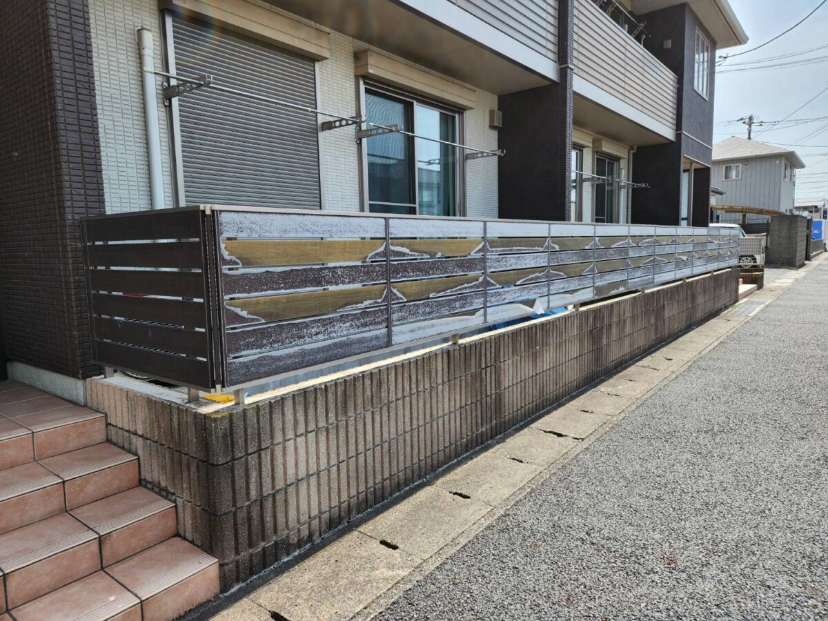 剥がれが目立っていたフェンスを塗り替えアパート全体の清潔感を
