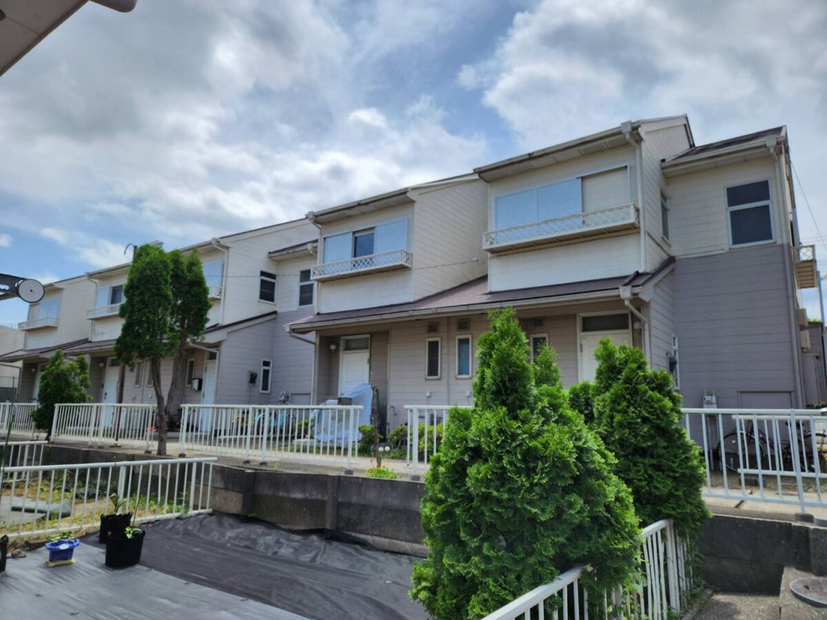 白とダークトーンの対比が美しいモダンな2トーンデザインの外観