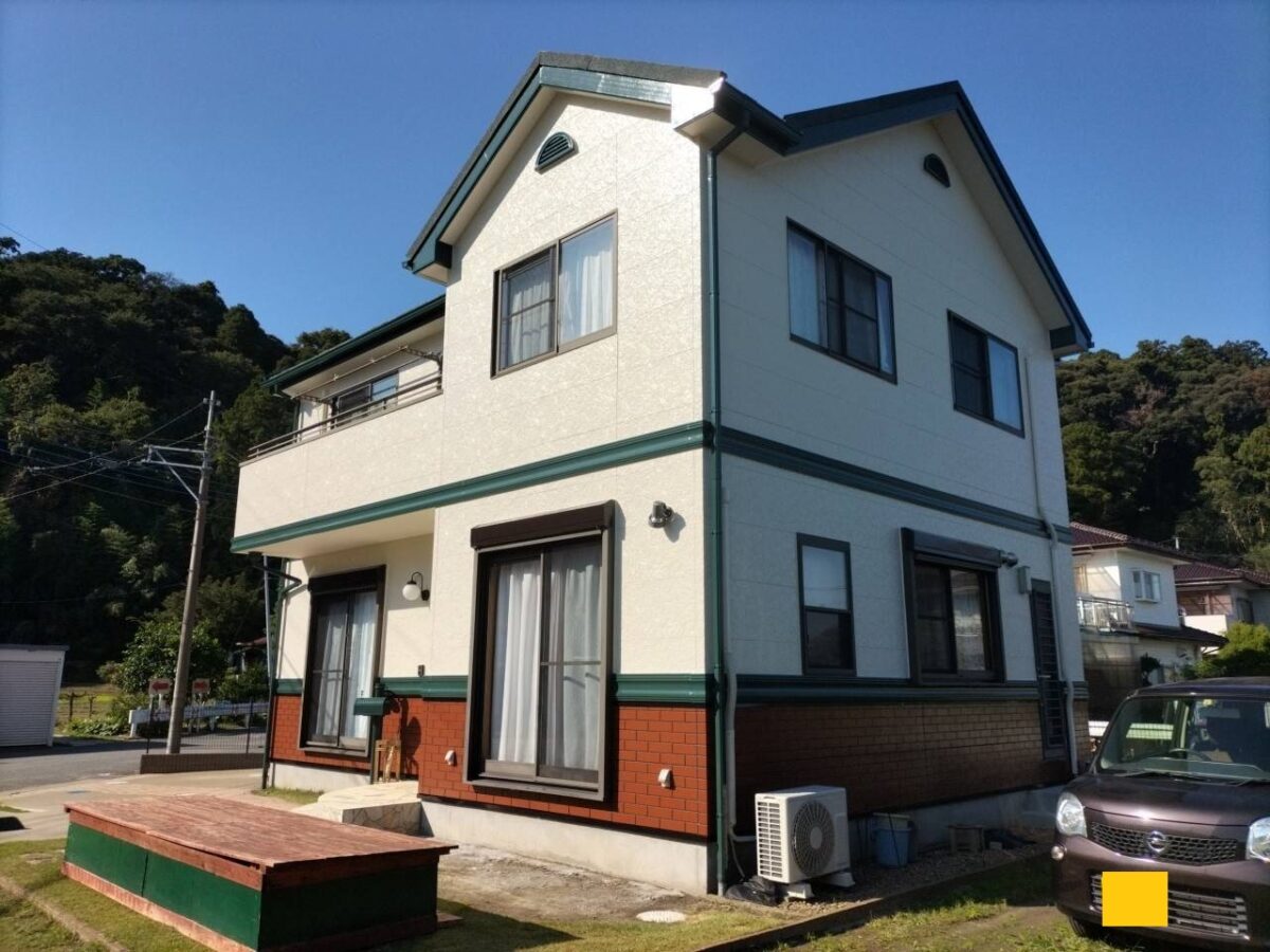 深緑のラインが引き締める品格漂うレンガ調ツートンの外観