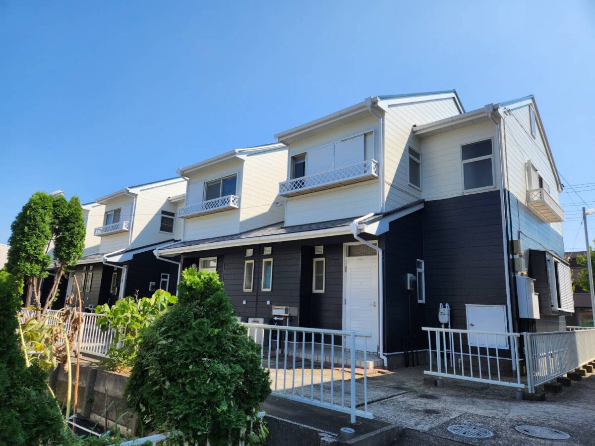 白とダークトーンの対比が美しいモダンな2トーンデザインの外観