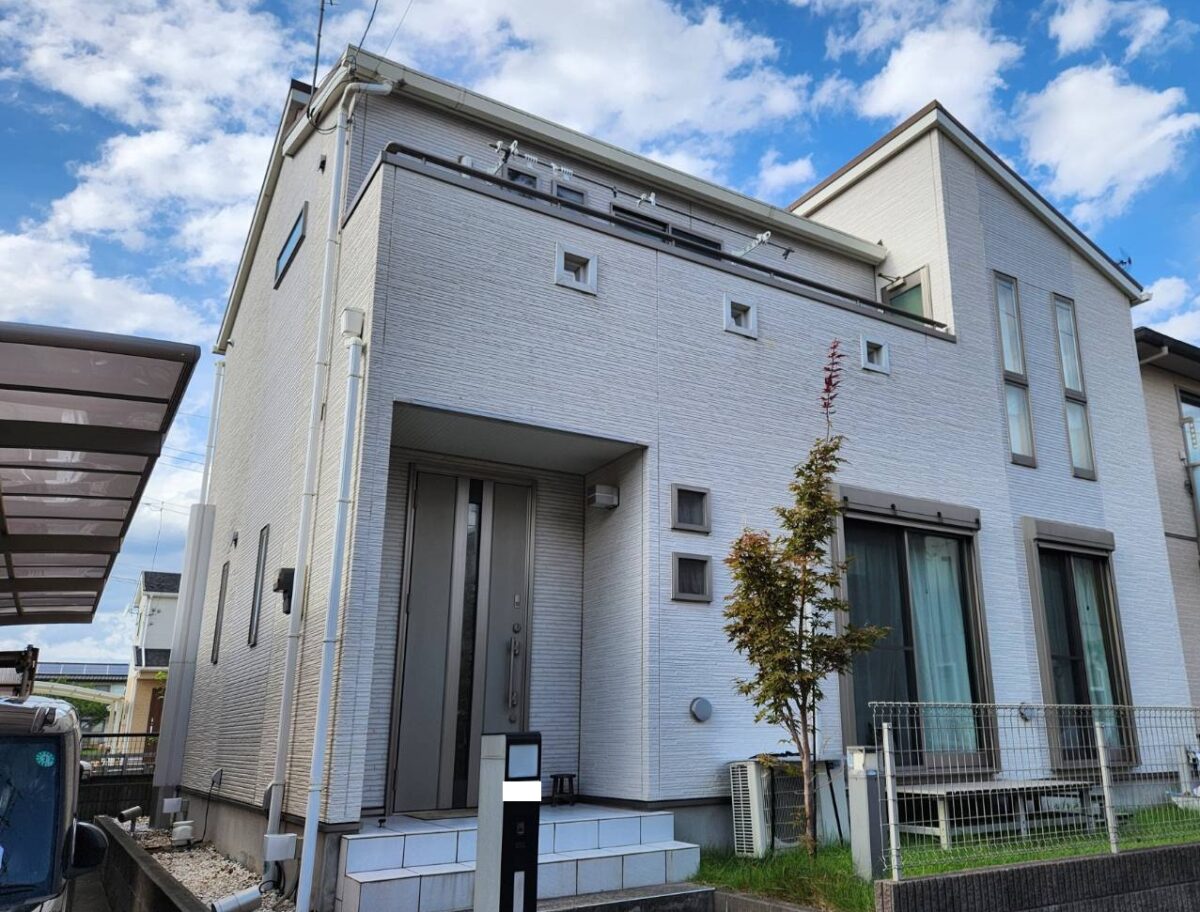 白を基調とした洗練された印象の住まい